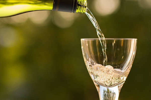 Rượu trắng cũng là một trợ thủ đắc lực làm sạch cửa kính